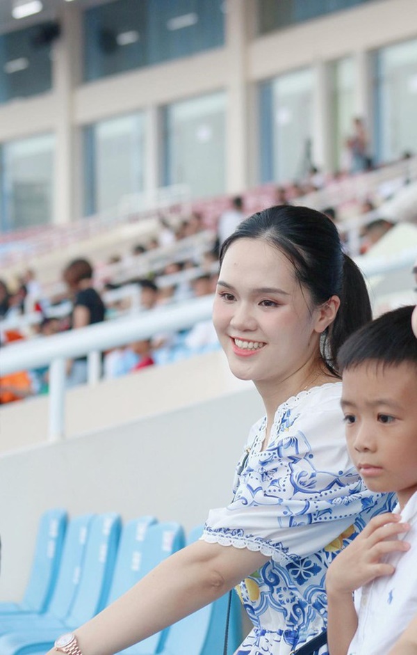 Ái nữ cựu chủ tịch CLB Sài Gòn lộ diện nhan sắc ngọt ngào sau sinh khi đến sân cổ vũ Duy Mạnh thi đấu-1