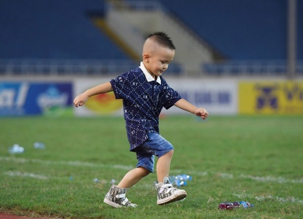 Ái nữ cựu chủ tịch CLB Sài Gòn lộ diện nhan sắc ngọt ngào sau sinh khi đến sân cổ vũ Duy Mạnh thi đấu-3