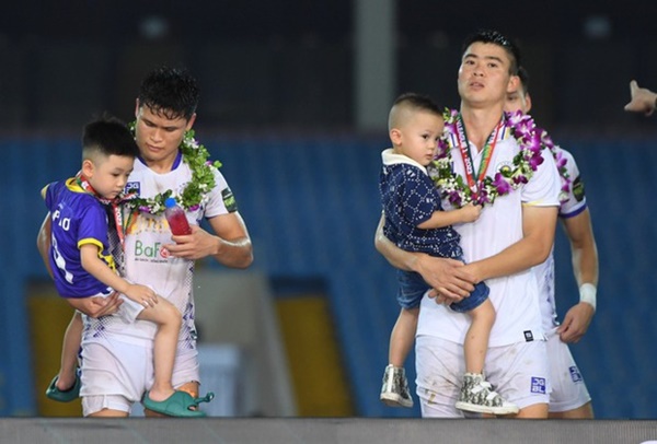 Ái nữ cựu chủ tịch CLB Sài Gòn lộ diện nhan sắc ngọt ngào sau sinh khi đến sân cổ vũ Duy Mạnh thi đấu-4