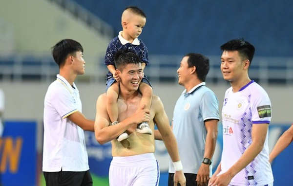 Ái nữ cựu chủ tịch CLB Sài Gòn lộ diện nhan sắc ngọt ngào sau sinh khi đến sân cổ vũ Duy Mạnh thi đấu-5