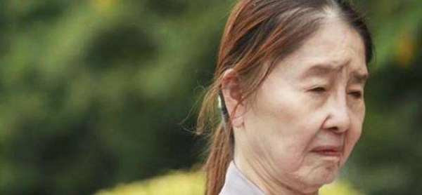 Cô gái 18 tuổi bỗng nhiên biến thành cụ bà nhăn nheo, chồng cùng vợ chạy chữa bệnh lạ và kết cục viên mãn cho sự thủy chung son sắt-2