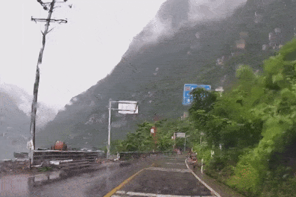 Hàng loạt tảng đá lớn lăn xuống đường suýt đè trúng ô tô