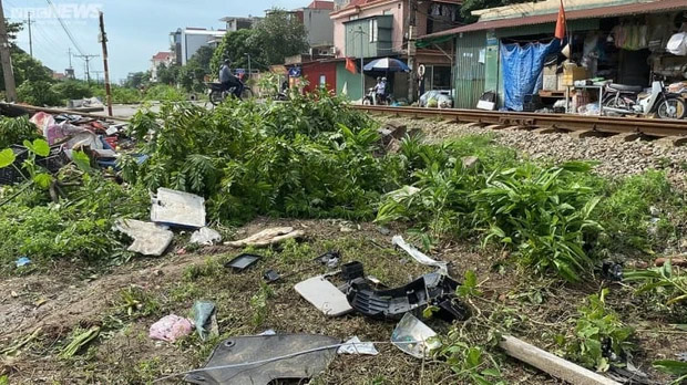 Người dân kể phút thót tim thấy ô tô quay vòng, lật ngửa khi tàu hoả tông trúng-4