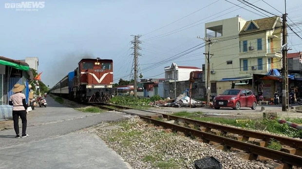 Người dân kể phút thót tim thấy ô tô quay vòng, lật ngửa khi tàu hoả tông trúng-2