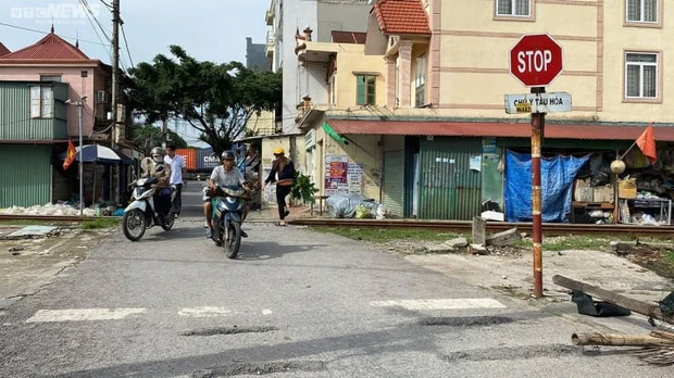 Người dân kể phút thót tim thấy ô tô quay vòng, lật ngửa khi tàu hoả tông trúng-3