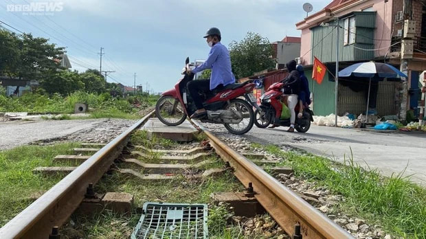 Người dân kể phút thót tim thấy ô tô quay vòng, lật ngửa khi tàu hoả tông trúng-1