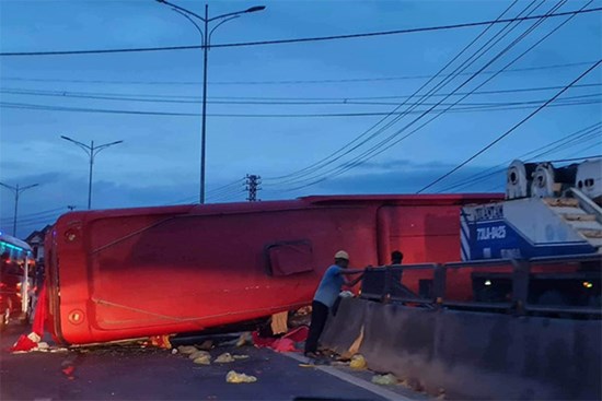 30 người hoảng loạn kêu cứu khi xe khách lật vắt ngang quốc lộ