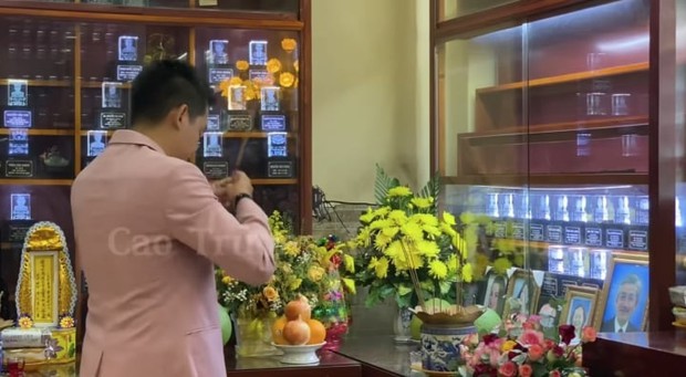 Phùng Ngọc Huy lặng người, xúc động khi thắp hương cho Mai Phương-1