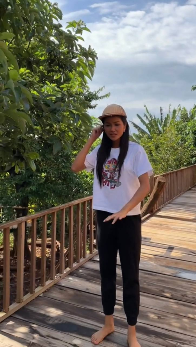 H’Hen Niê khoe nhà làm cho em gái: Gộp 3 căn dài như sàn catwalk, cây trái bao quanh thích mắt-6