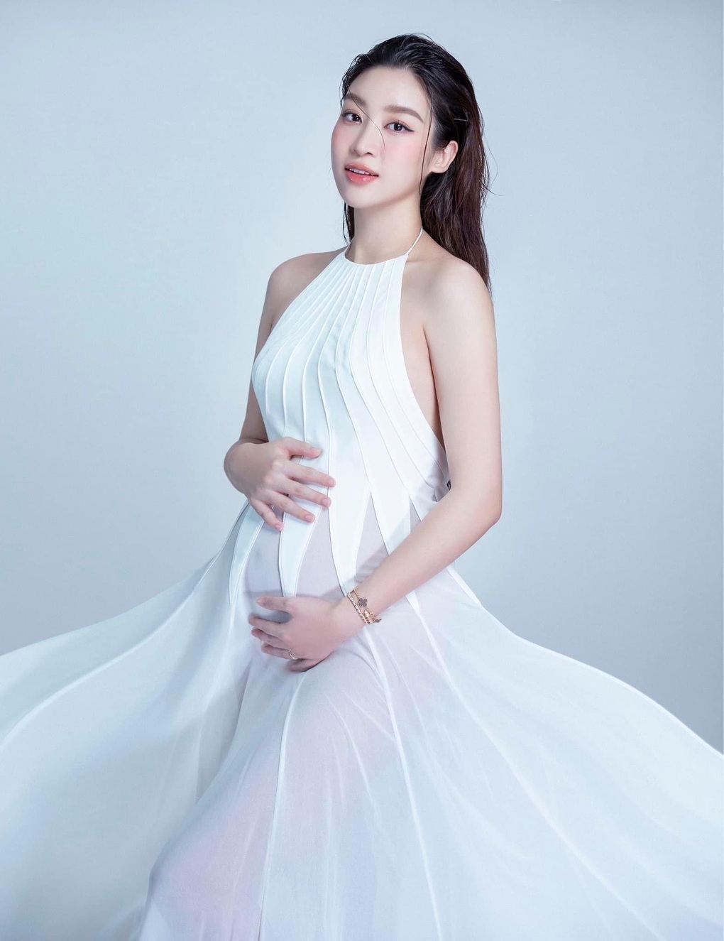 Hoa hậu Đỗ Mỹ Linh lần đầu công khai ảnh mang bầu sau sinh-2