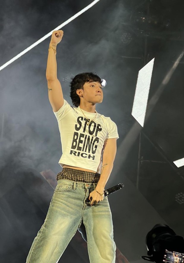 Sơn Tùng gây sốt với áo bó quần tụt, ảnh chưa qua chỉnh sửa làm lộ chiều cao thật?-1