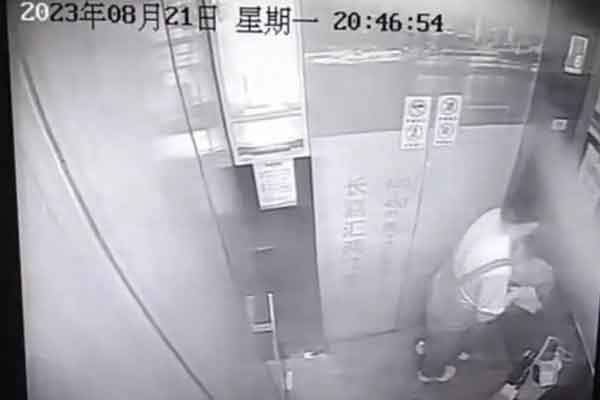 Thang máy bất ngờ rơi tự do khiến 3 người bên trong bị hất tung tận nóc cabin-1