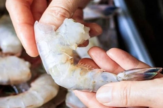 Cách lột vỏ tôm siêu nhanh và dễ dàng
