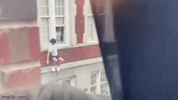 Khoảnh khắc các sinh viên sợ hãi nhảy khỏi cửa sổ trốn thoát kẻ tấn công trong vụ xả súng tại Mỹ-2