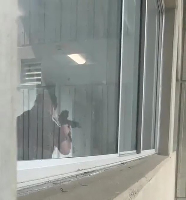 Khoảnh khắc các sinh viên sợ hãi nhảy khỏi cửa sổ trốn thoát kẻ tấn công trong vụ xả súng tại Mỹ-4