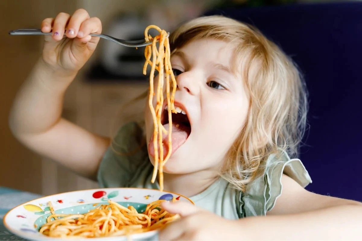 Trẻ có 3 thói quen này trên bàn ăn, lớn lên thường ích kỷ: Cha mẹ phải rèn sửa ngay cho con!-1