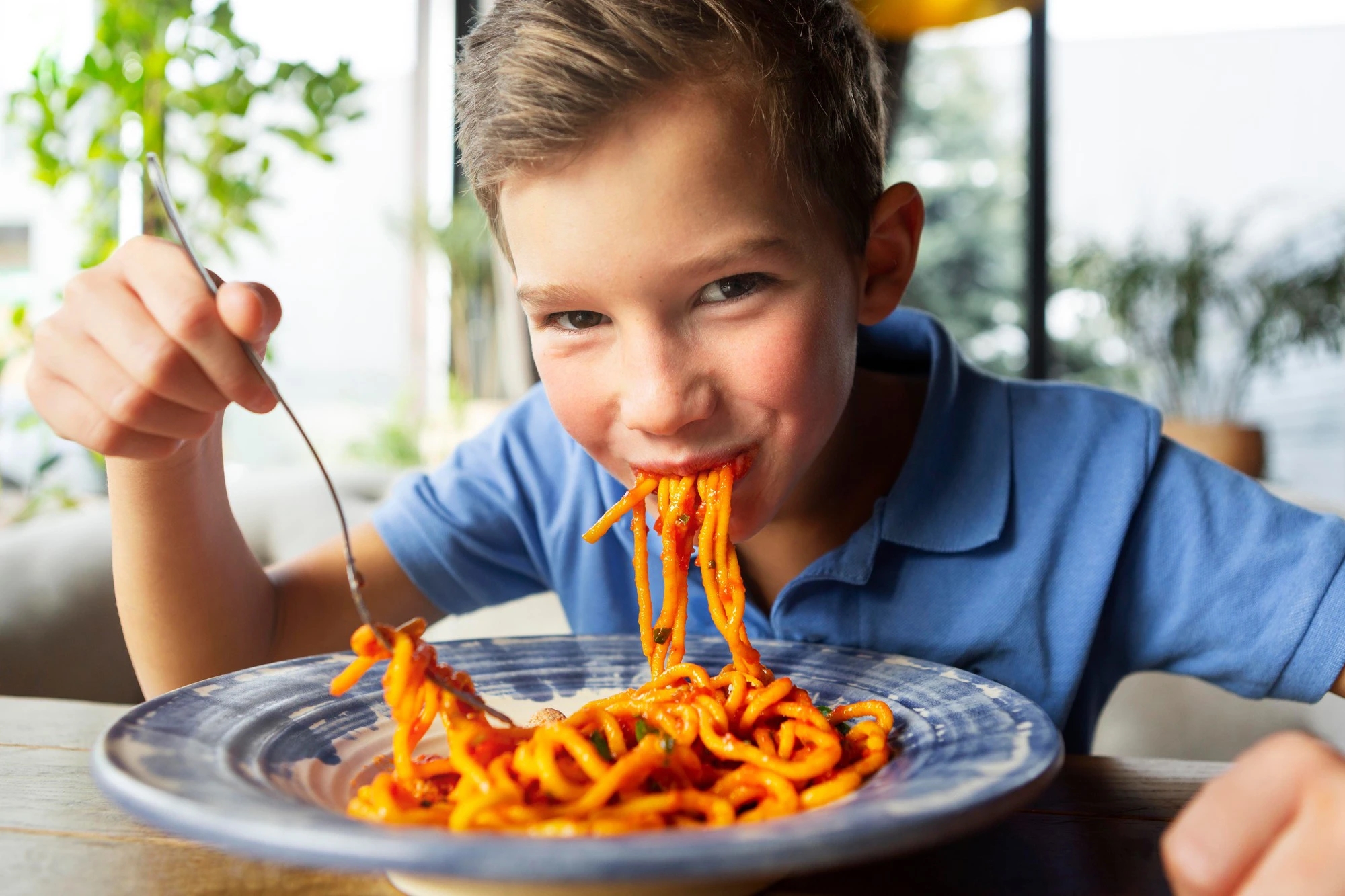 Trẻ có 3 thói quen này trên bàn ăn, lớn lên thường ích kỷ: Cha mẹ phải rèn sửa ngay cho con!-2