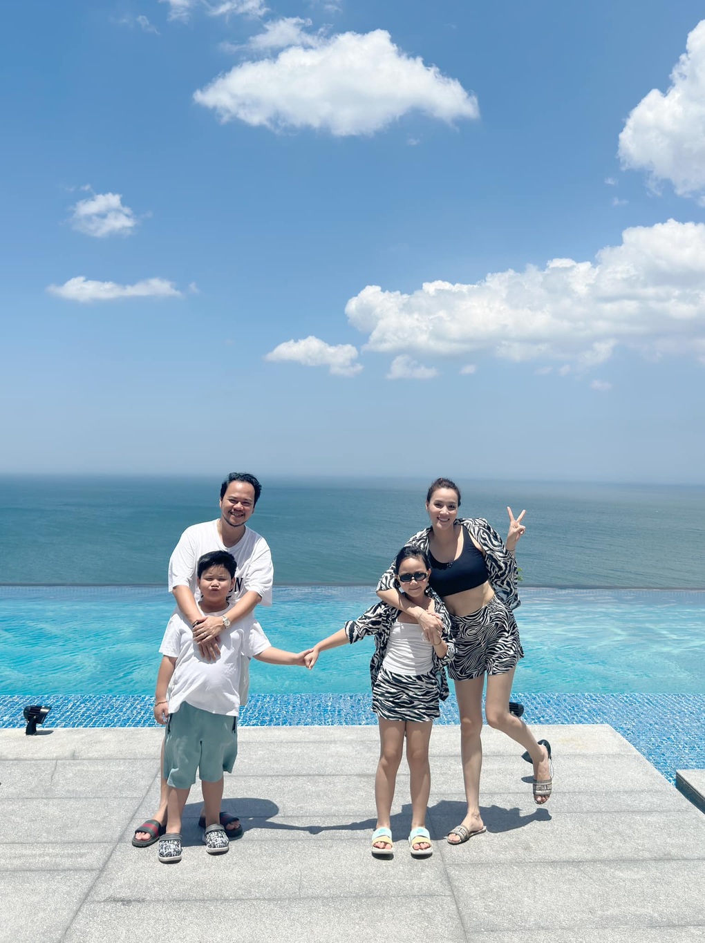 Trang Nhung tuổi 38: Chồng đạo diễn yêu chiều, chăm dát đồ hiệu xuống phố-6