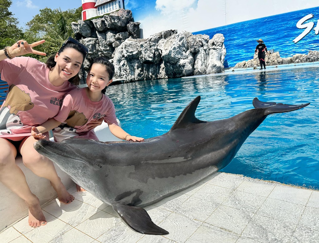 Trang Nhung tuổi 38: Chồng đạo diễn yêu chiều, chăm dát đồ hiệu xuống phố-7