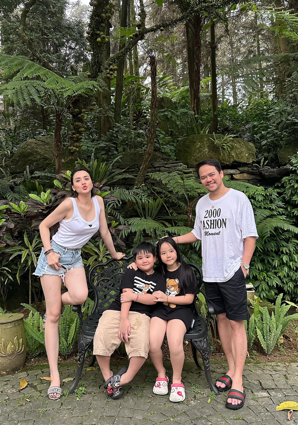 Trang Nhung tuổi 38: Chồng đạo diễn yêu chiều, chăm dát đồ hiệu xuống phố-8