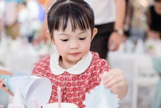 Con gái Cường Đô la 'đốn tim' fan với loạt ảnh đáng yêu