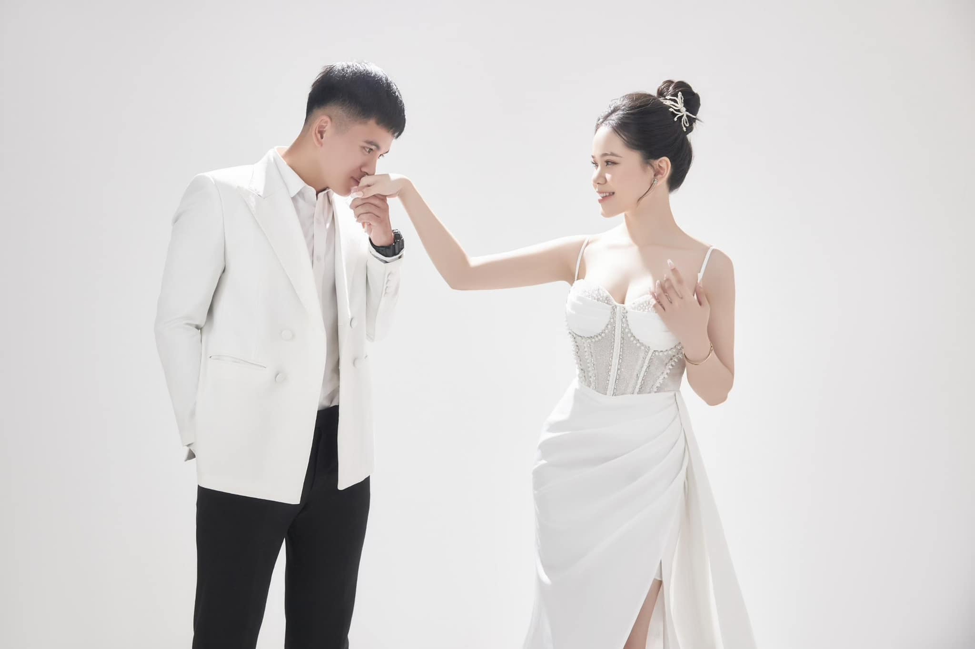 Hậu vệ điển trai nhất nhì U23 Việt Nam bất ngờ kết hôn-1