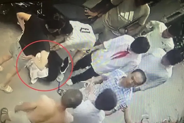 Xác minh nữ giáo viên cùng nhóm người đánh tới tấp nam sinh cấp 2 ở Hà Nội-2