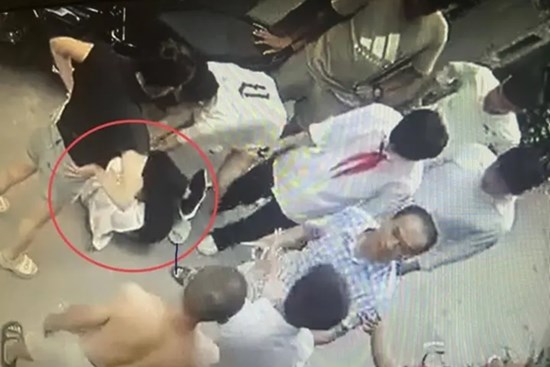 Xác minh nữ giáo viên cùng nhóm người đánh tới tấp nam sinh cấp 2 ở Hà Nội