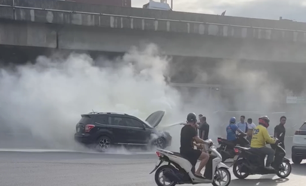 Hà Nội: Ô tô bốc cháy giữa ngã tư Nguyễn Trãi - Khuất Duy Tiến-1