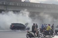 Hà Nội: Ô tô bốc cháy giữa ngã tư Nguyễn Trãi - Khuất Duy Tiến