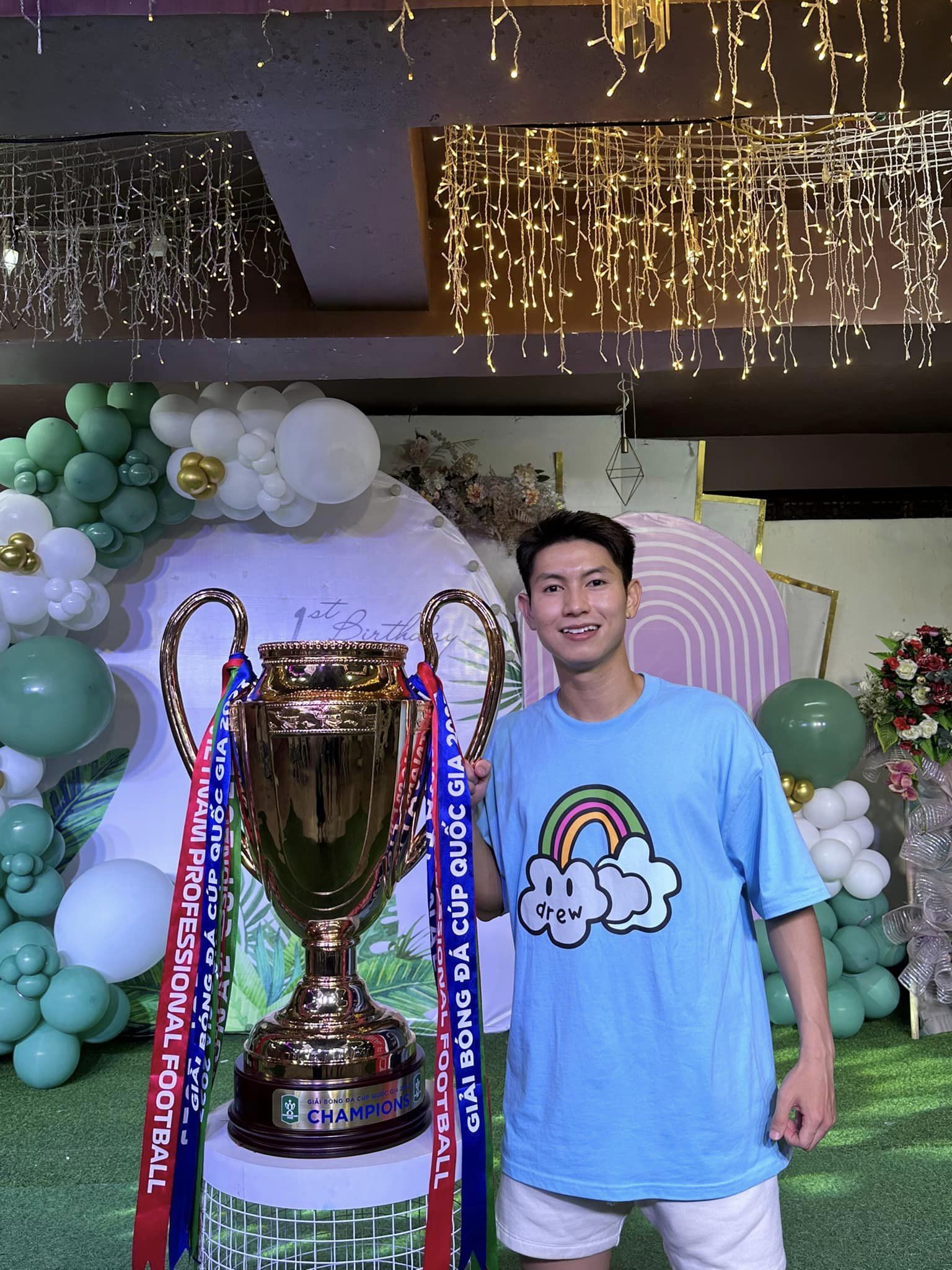 Hot boy Đội tuyển Việt Nam công khai hẹn hò bạn gái đa tài-13