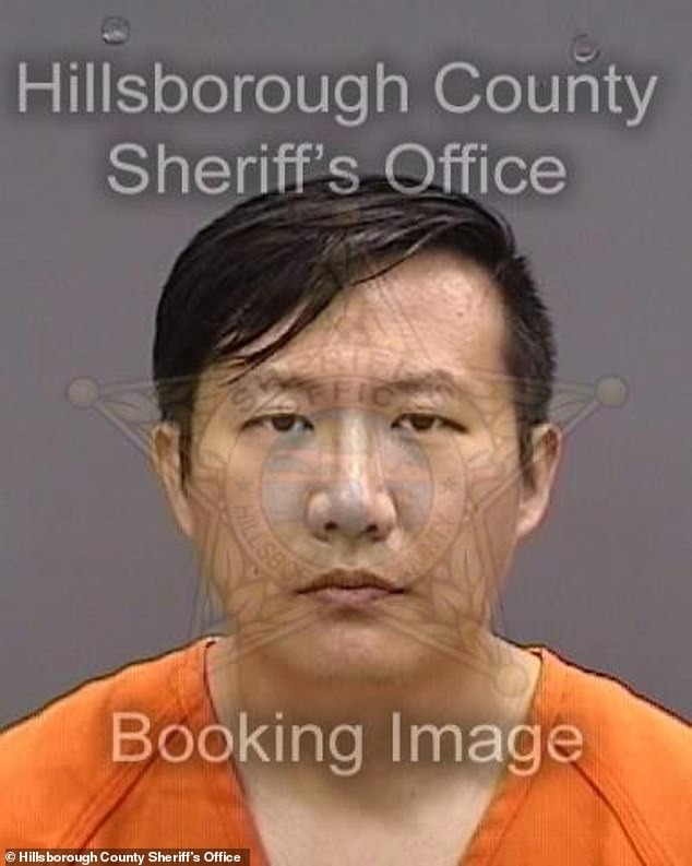 Cả gia đình khó thở 1 tháng không rõ nguyên nhân, người đàn ông lắp camera phát hiện hành vi tàn ác của gã hàng xóm-8