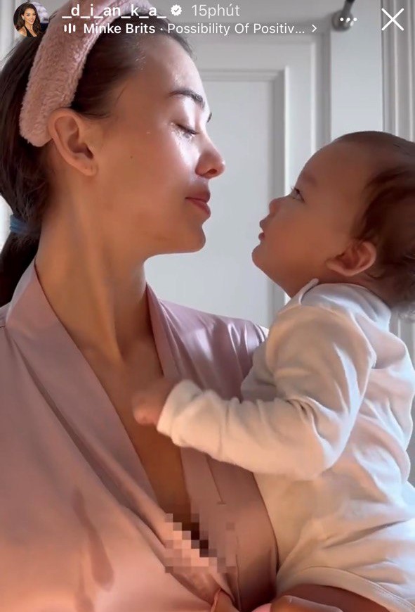 Vợ thủ môn Bùi Tiến Dũng để lộ mắt thâm quầng, ngủ gật khi trông con nhỏ-4