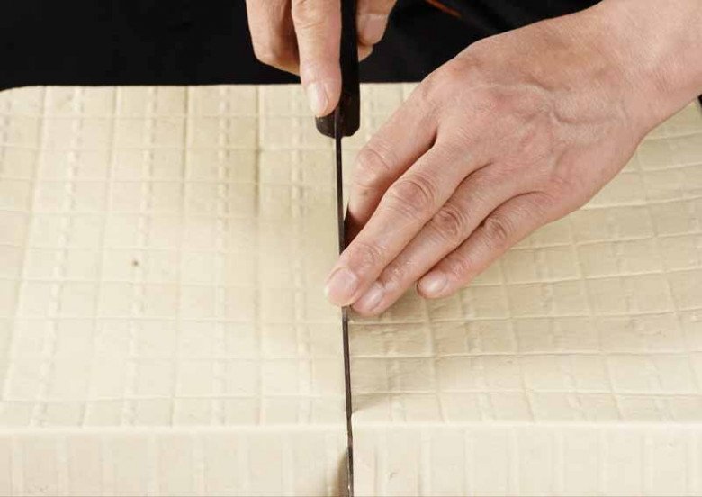 Rán đậu đừng cho trực tiếp vào chảo, thêm 2 bước này miếng nào cũng vàng ruộm, không bao giờ nát-1