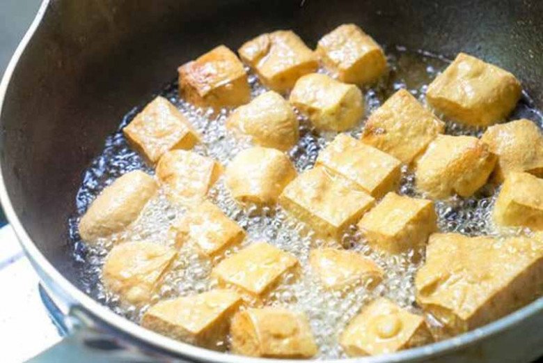 Rán đậu đừng cho trực tiếp vào chảo, thêm 2 bước này miếng nào cũng vàng ruộm, không bao giờ nát-6