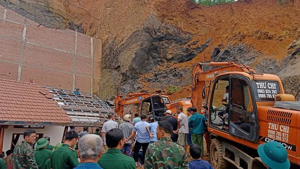 Sạt lở vùi lấp căn nhà, chồng tử vong, vợ may mắn thoát nạn-1