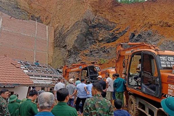 Tảng đá rơi từ núi xuống suýt đè trúng ô tô đang di chuyển trên đường-1