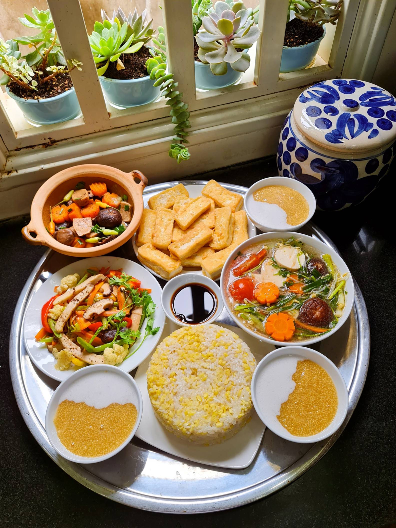 Bí quyết nấu mâm cơm chay cúng rằm tháng 7 nhanh gọn, dễ làm-1