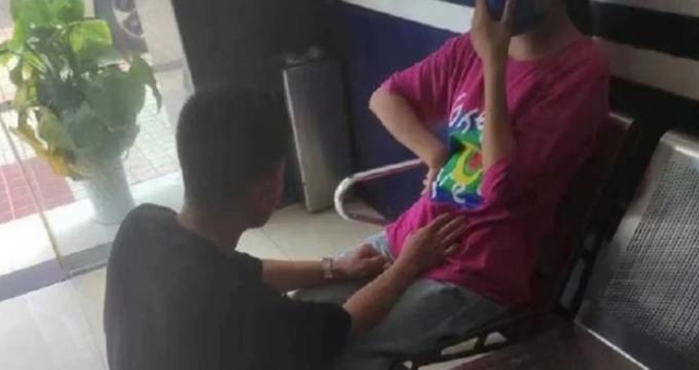 Vợ bận chăm sóc bố chồng nằm viện, chồng ở nhà ngoại tình với cô giáo của con-2