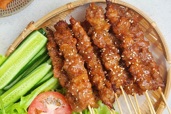Mách bạn cách làm thịt xiên nướng mềm thơm hấp dẫn, không khói dầu, nóng nực, bụi bặm