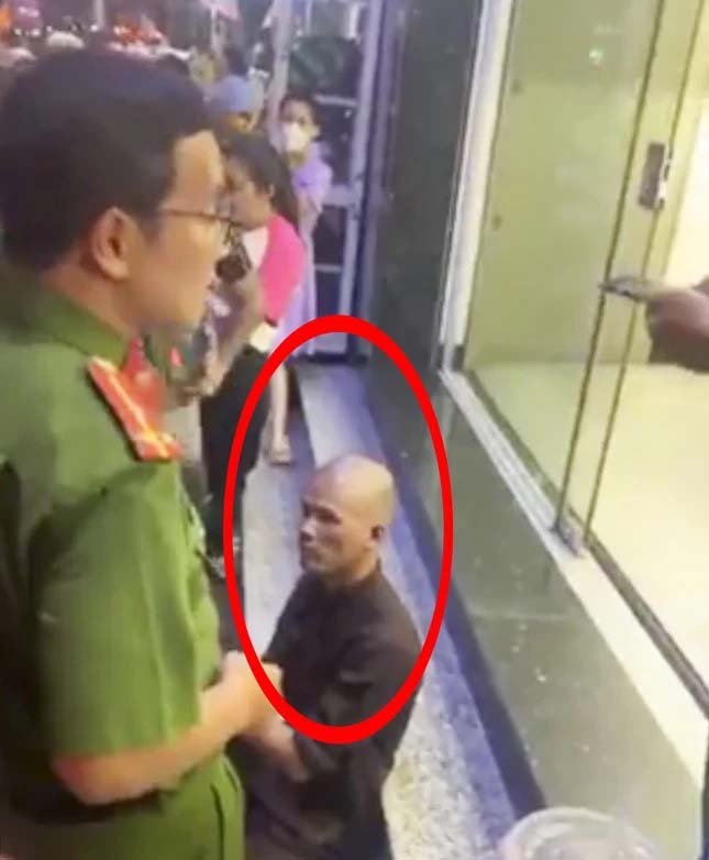 Tạm giữ thanh niên cạo trọc đầu mặc đồ thầy tu cướp tiệm vàng ở Bình Định-2