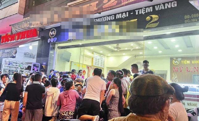 Tạm giữ thanh niên cạo trọc đầu mặc đồ thầy tu cướp tiệm vàng ở Bình Định-1