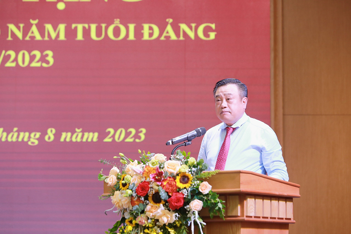 Chủ tịch UBND Thành phố Trần Sỹ Thanh trao Huy hiệu Đảng tại quận Thanh Xuân-2