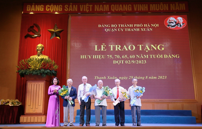Chủ tịch UBND Thành phố Trần Sỹ Thanh trao Huy hiệu Đảng tại quận Thanh Xuân-3