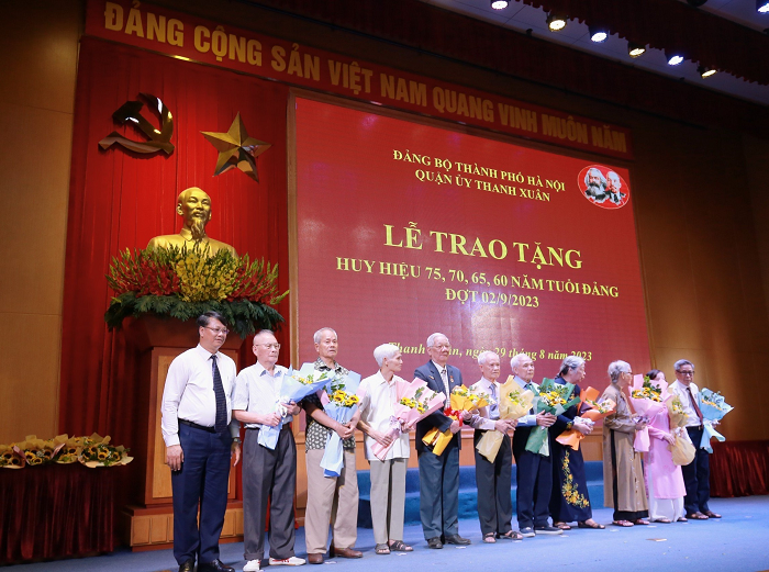 Chủ tịch UBND Thành phố Trần Sỹ Thanh trao Huy hiệu Đảng tại quận Thanh Xuân-4