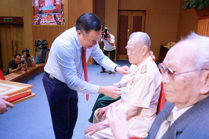 Chủ tịch UBND Thành phố Trần Sỹ Thanh trao Huy hiệu Đảng tại quận Thanh Xuân-1