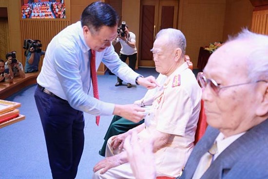 Chủ tịch UBND Thành phố Trần Sỹ Thanh trao Huy hiệu Đảng tại quận Thanh Xuân