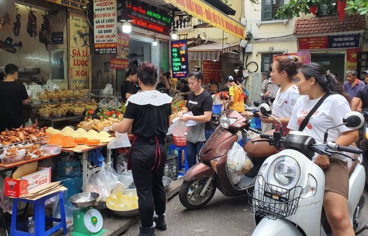 Đủ món hàng bắt mắt tại chợ nhà giàu Hà Nội ngày Rằm tháng Bảy-3
