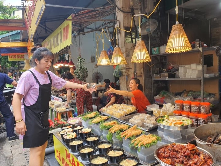 Đủ món hàng bắt mắt tại chợ nhà giàu Hà Nội ngày Rằm tháng Bảy-5