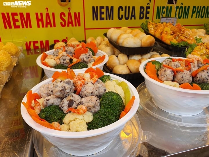 Đủ món hàng bắt mắt tại chợ nhà giàu Hà Nội ngày Rằm tháng Bảy-6